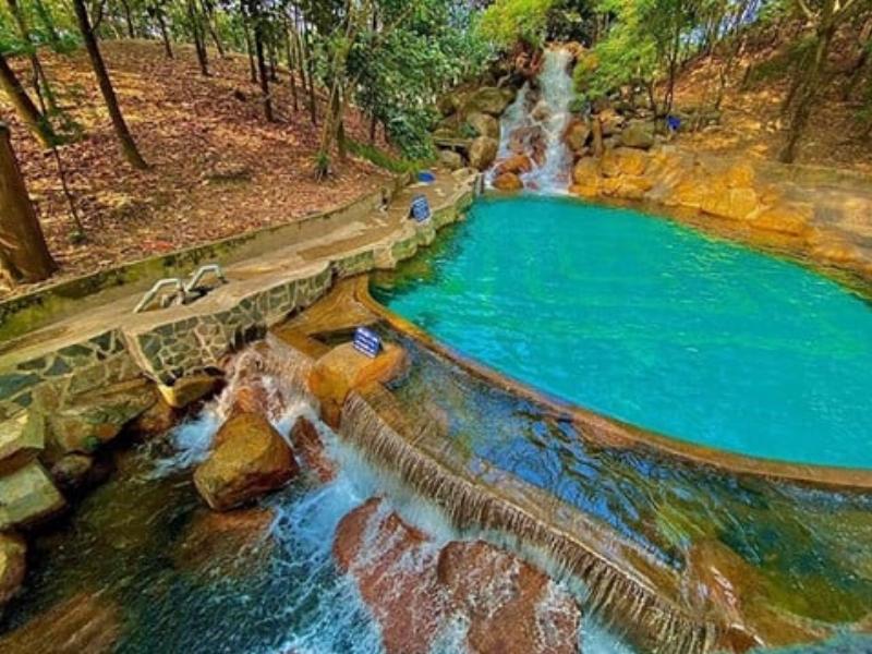 Tổng quan về Khu Du Lịch Thủy Châu tại Bình Dương, nhìn từ trên cao với suối và cây xanh